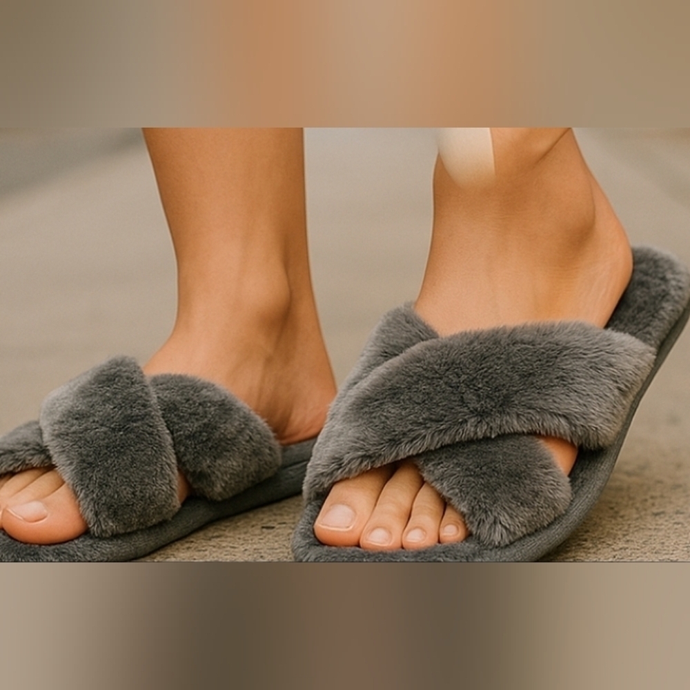 Tom's Gray Plush slippers. Size 9 - Picture 2 of 7